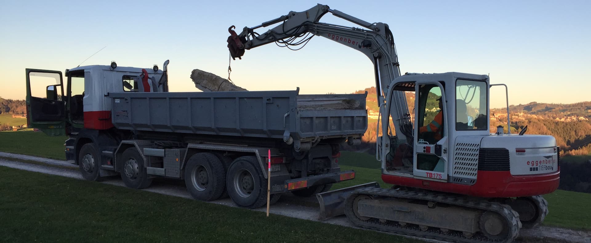 Transporter und Bagger Eggenberger-Tiefbau